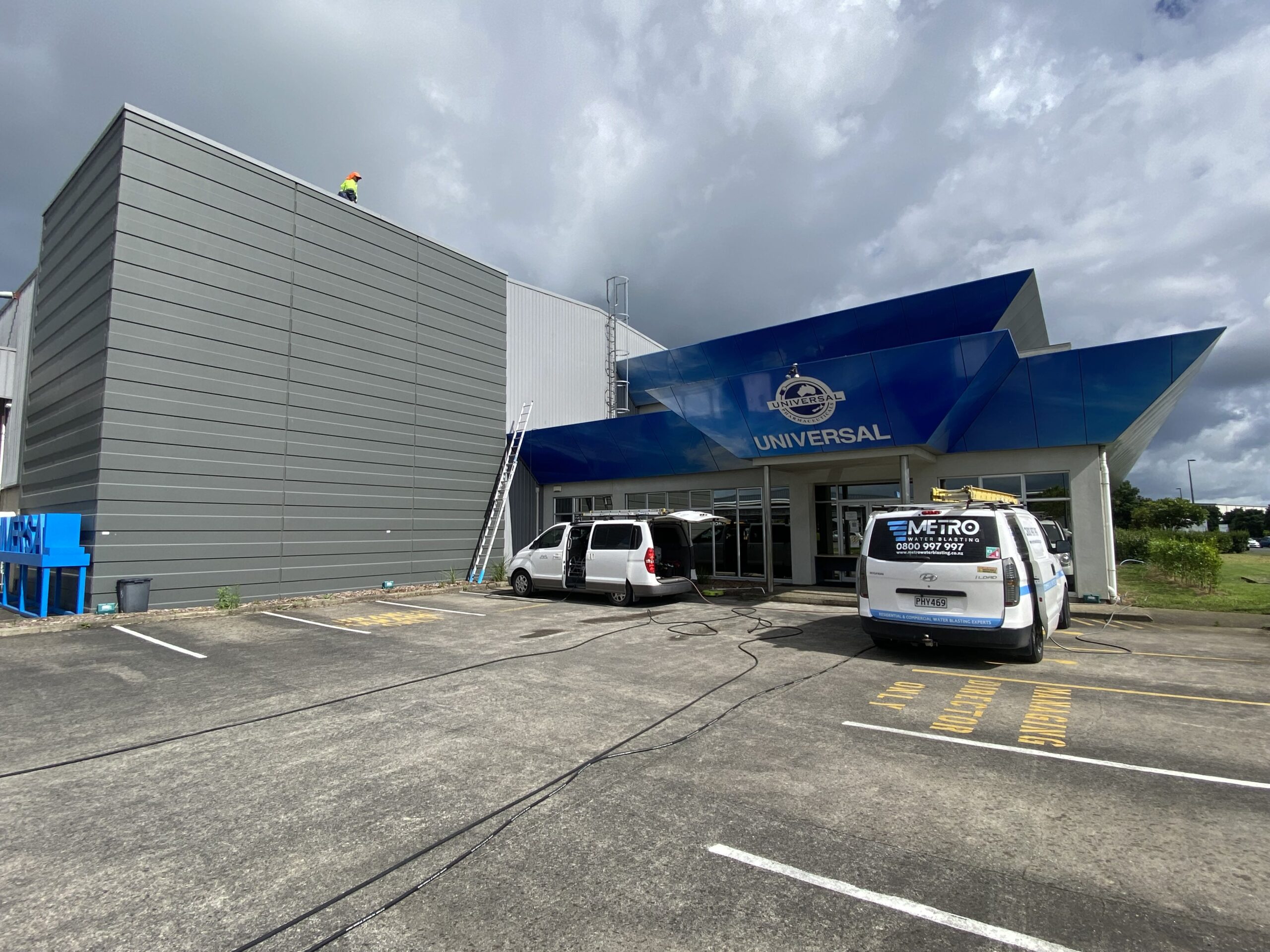 Let Metro Water Blasting handle your building wash needs while you focus on growing your business.